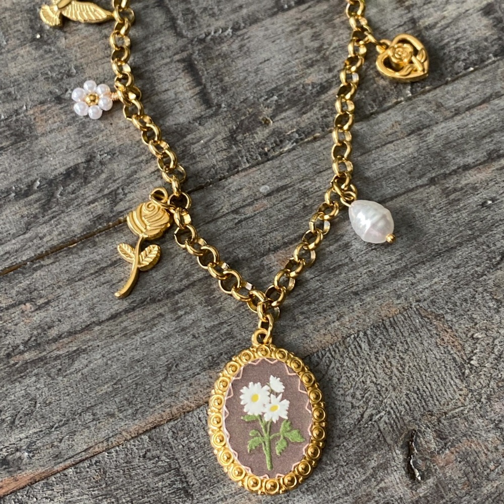 NEW Gold Charm Necklace With Floral Pendant - Picture 2 of 7
